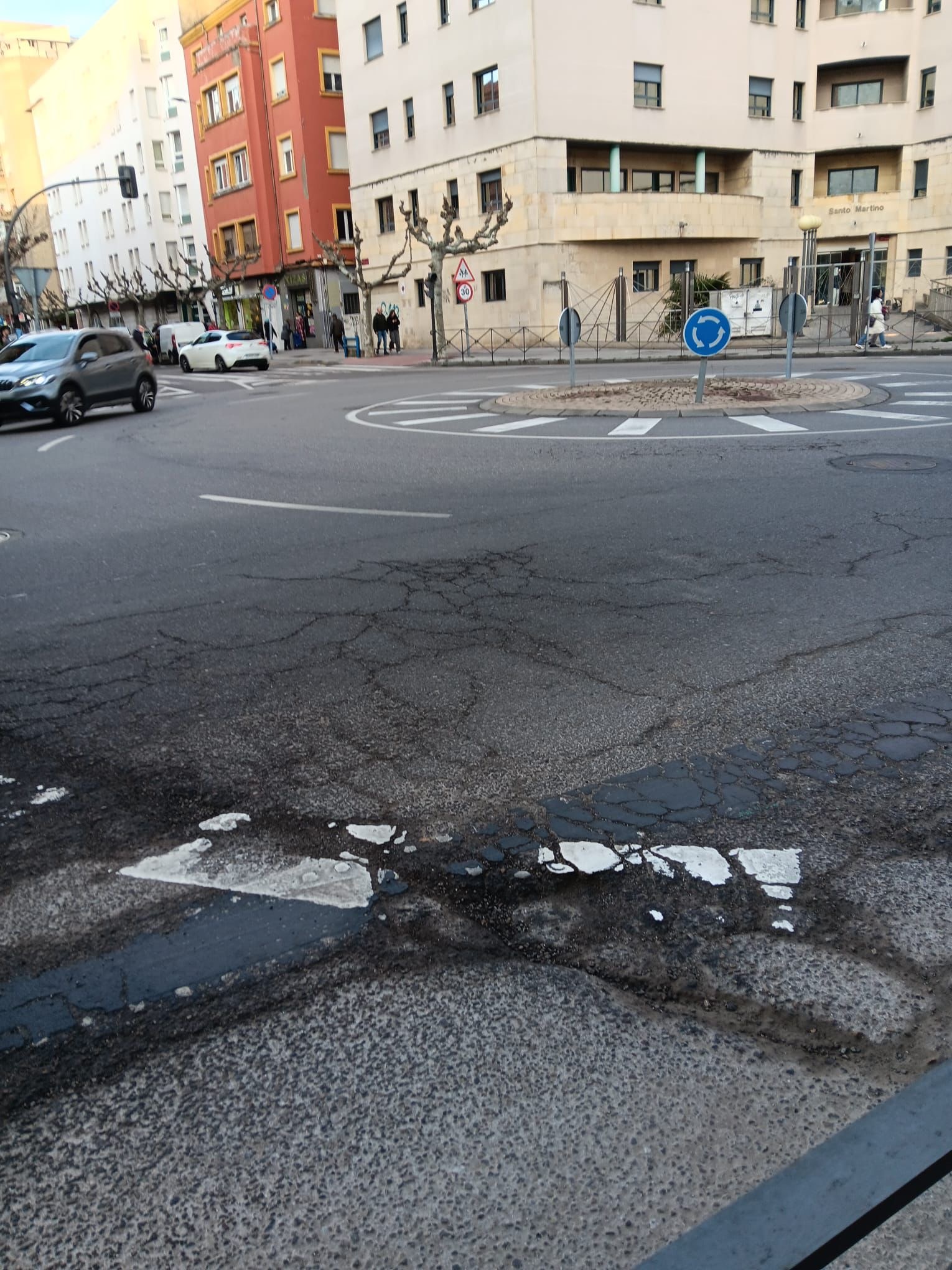 El PP pide al Ayuntamiento invertir los 300.000 € de la Plaza Odón Alonso en mejorar el firme de Álvaro López Núñez y el mobiliario urbano