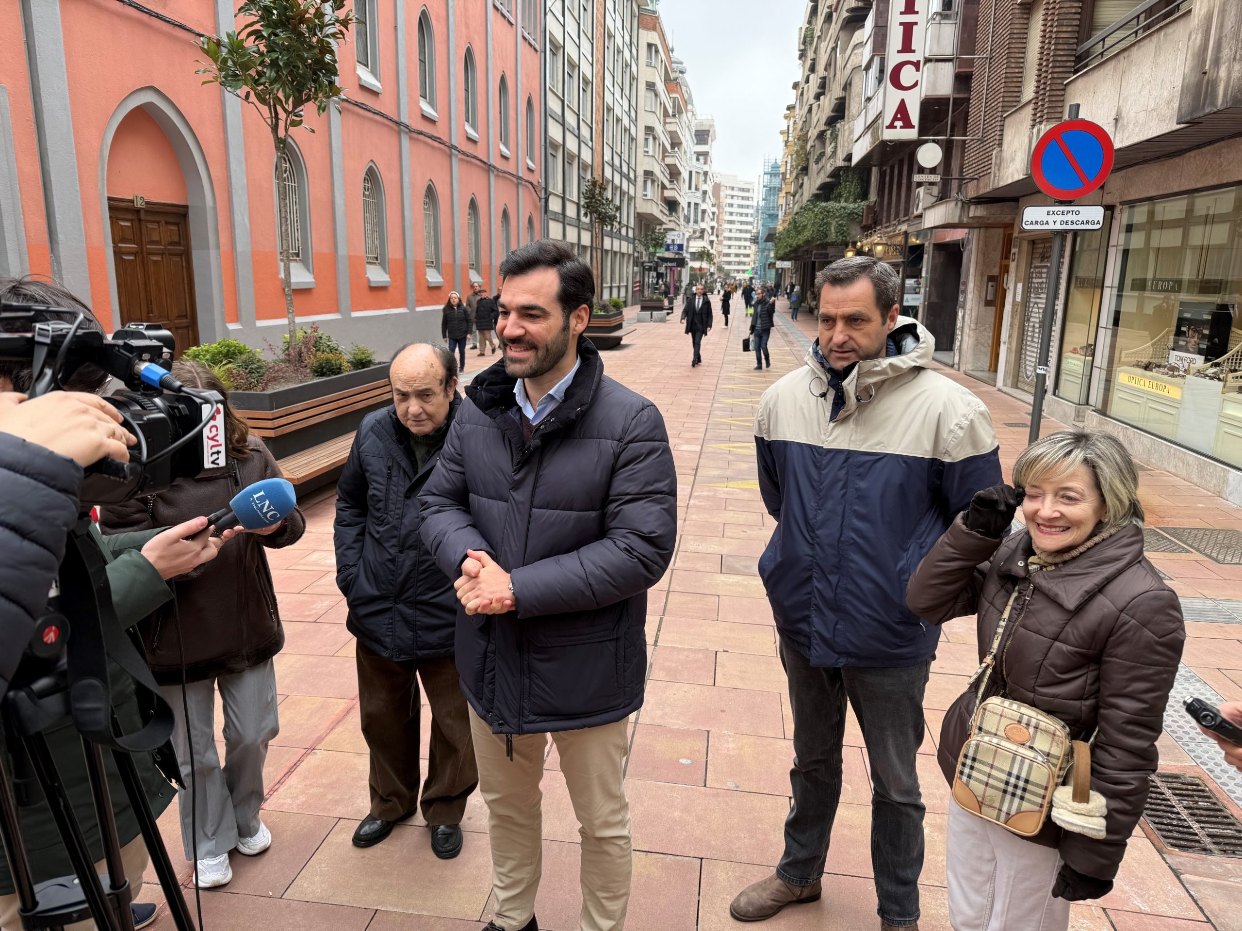 “Nadie se cree que en tres meses ningún vecino o negocio haya solicitado el acceso a las calles peatonalizadas, como dice el Ayuntamiento”  