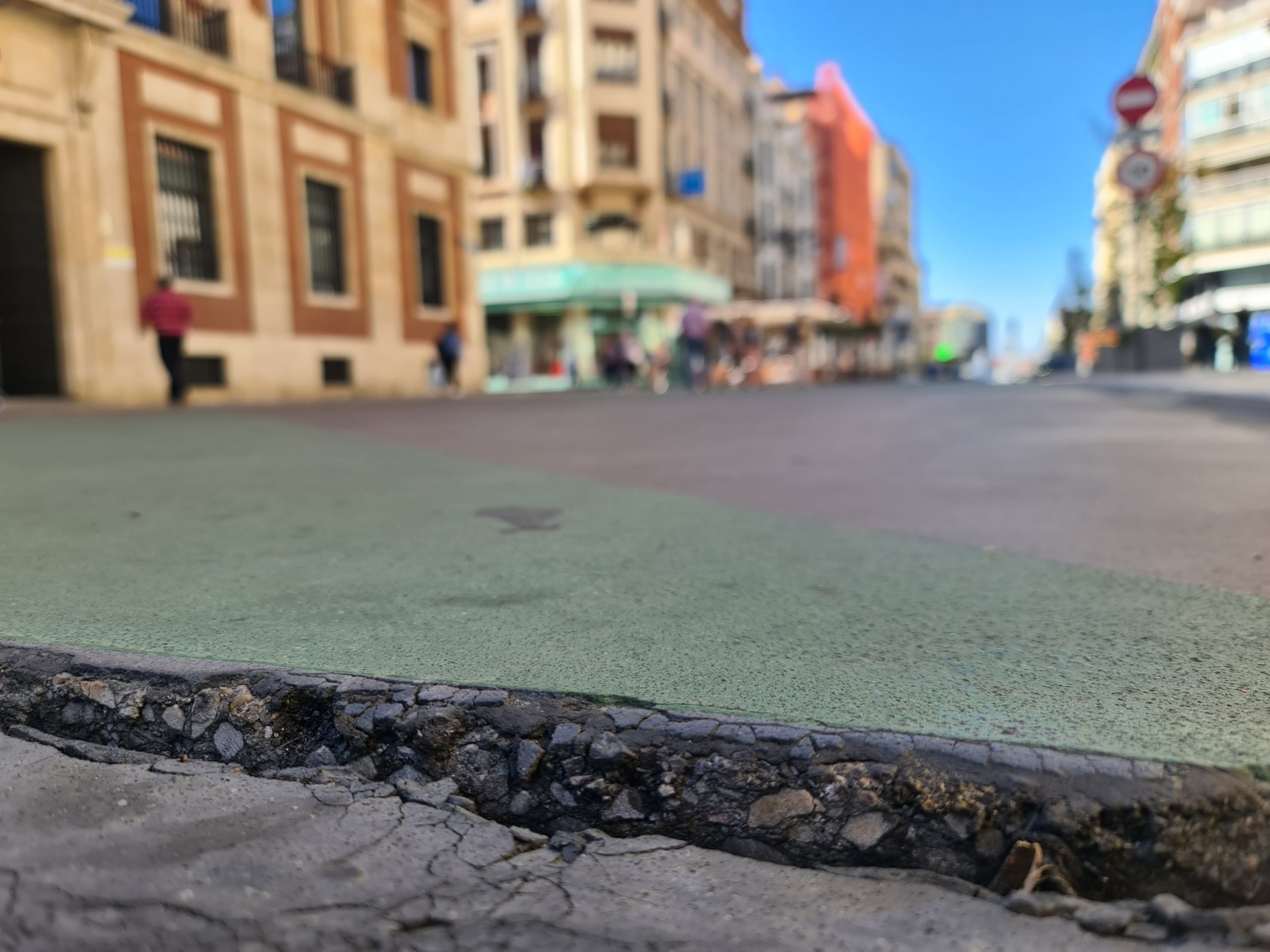 El Ayuntamiento aún no ha decidido si va a pedir a la empresa que ejecutó la peatonalización de Ordoño II que repare los desperfectos de la obra   