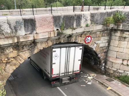 Diez oculta el proyecto del PP para el puente de San Marcos mientras las furgonetas siguen deteriorando este enclave del patrimonio leonés
