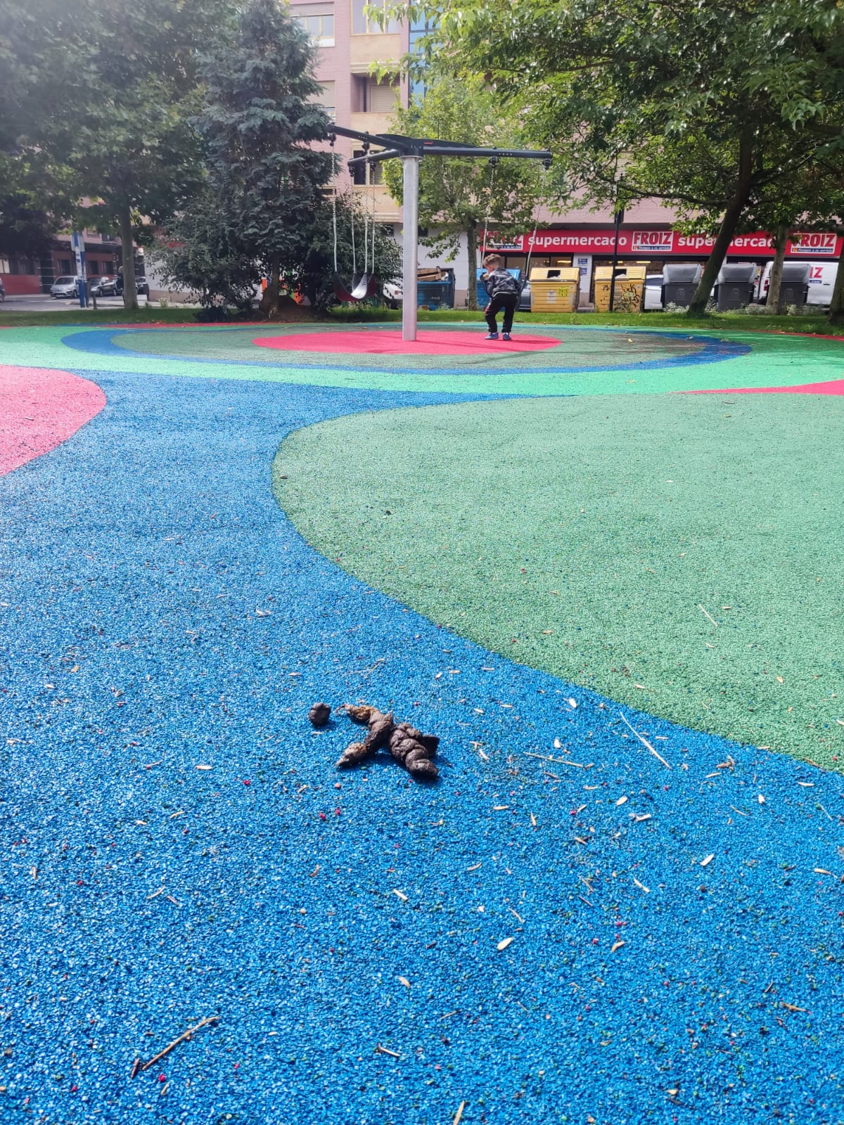 El PP municipal critica que el Ayuntamiento haya instalado juegos infantiles dentro de una zona de esparcimiento canino junto a Mariano Andrés