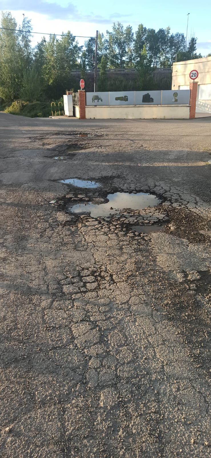El PP urge a Diez a poner fin a la degradación del asfalto en el municipio, que también afecta a centros de trabajo como la factoría de Lactiber  