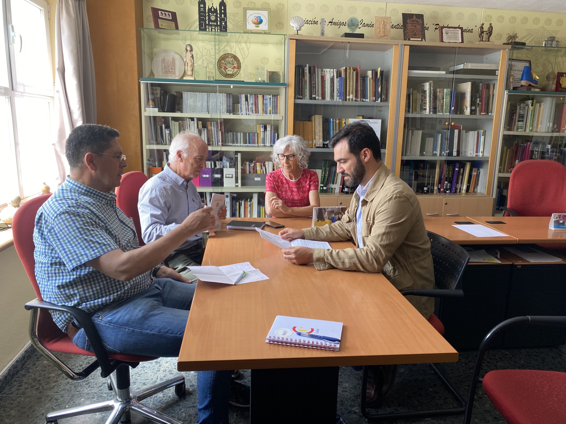 Fernández recoge las demandas de los Amigos del Camino de Santiago, preocupados por el estado de conservación y limpieza a su paso por la ciudad