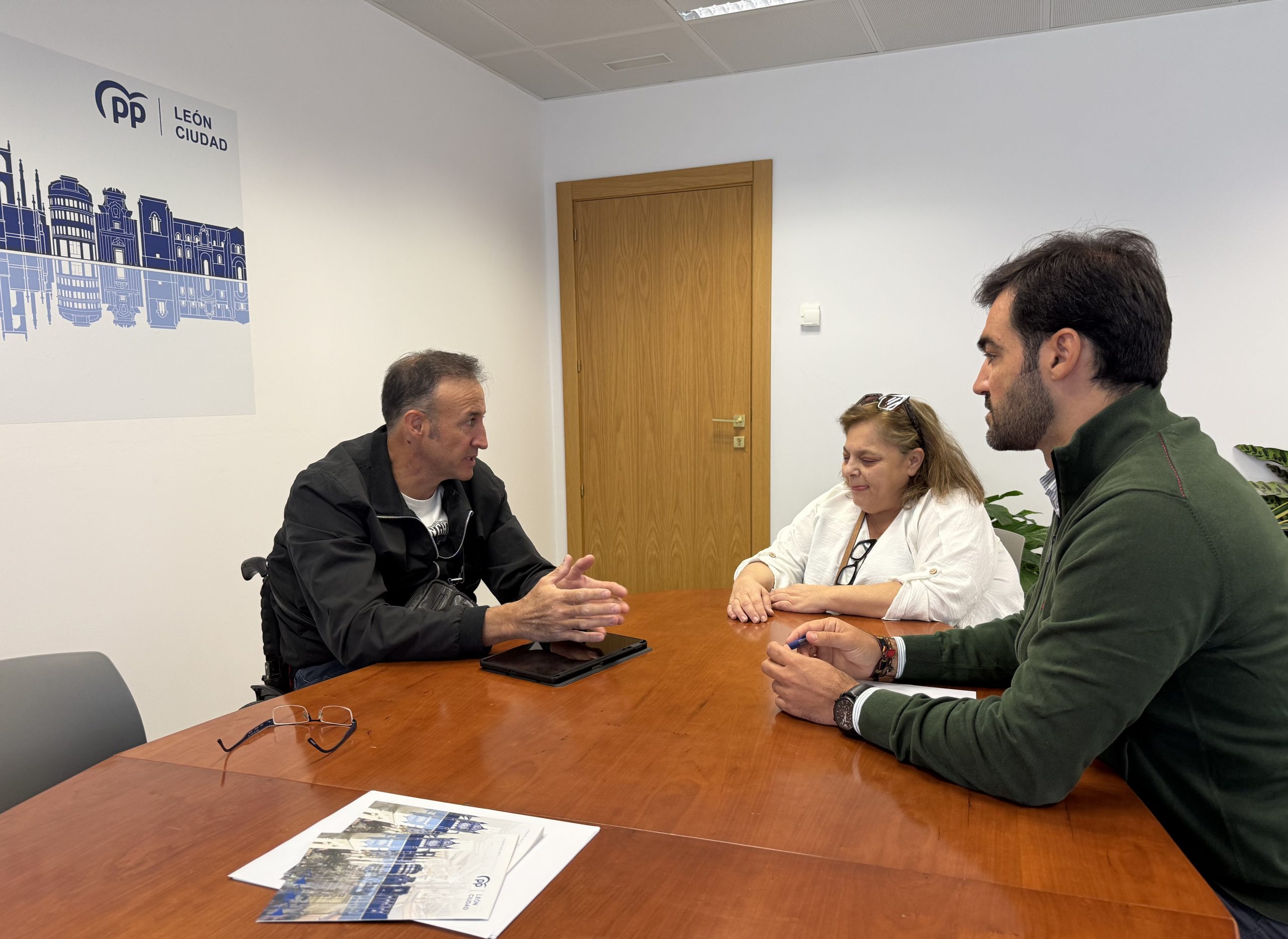 Las personas con movilidad reducida cuentan con 127 plazas de aparcamiento en la ciudad menos de las que debería haber por ley