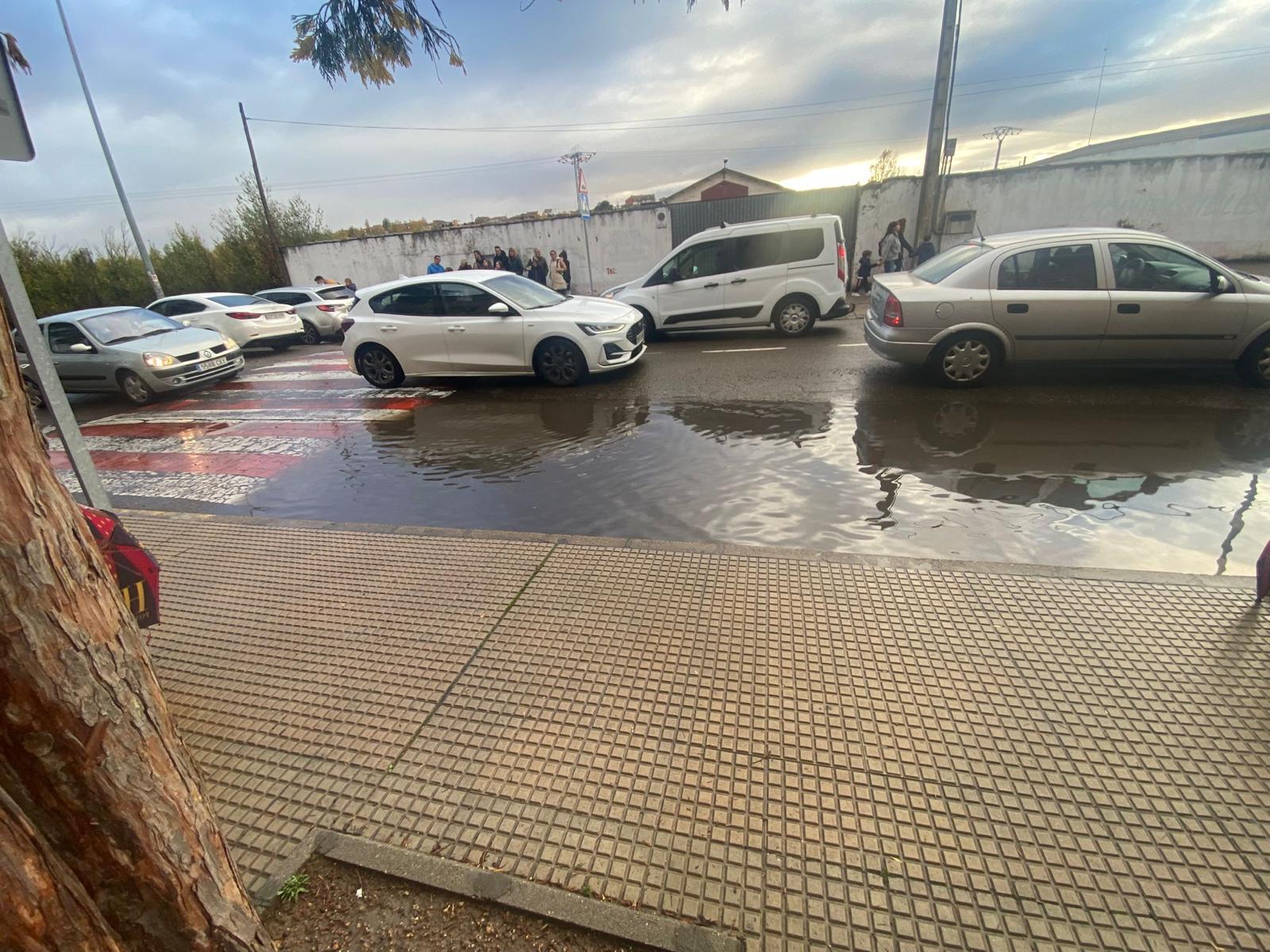 Los padres de los Agustinos se quejan de las dificultades para acceder al colegio con lluvias por el mal estado de la calzada y las alcantarillas  