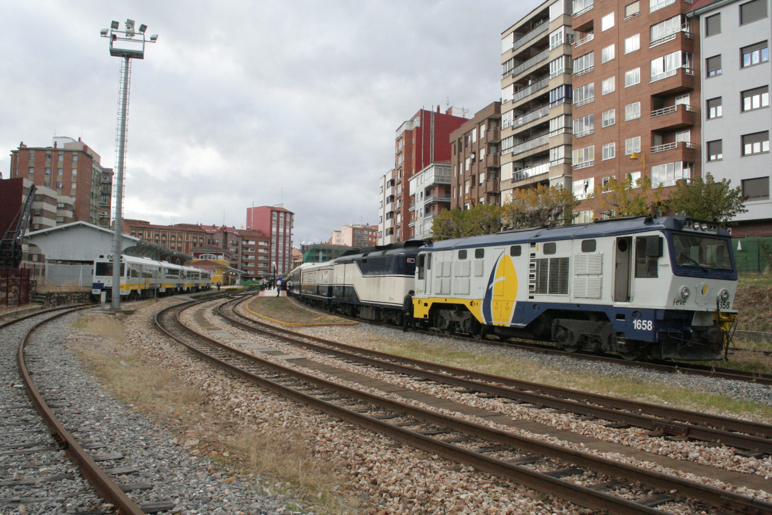 Fernández insta a la unidad de la Corporación en el Pleno ante la intención del Gobierno de Sánchez de enterrar las vías del tren de vía estrecha en León