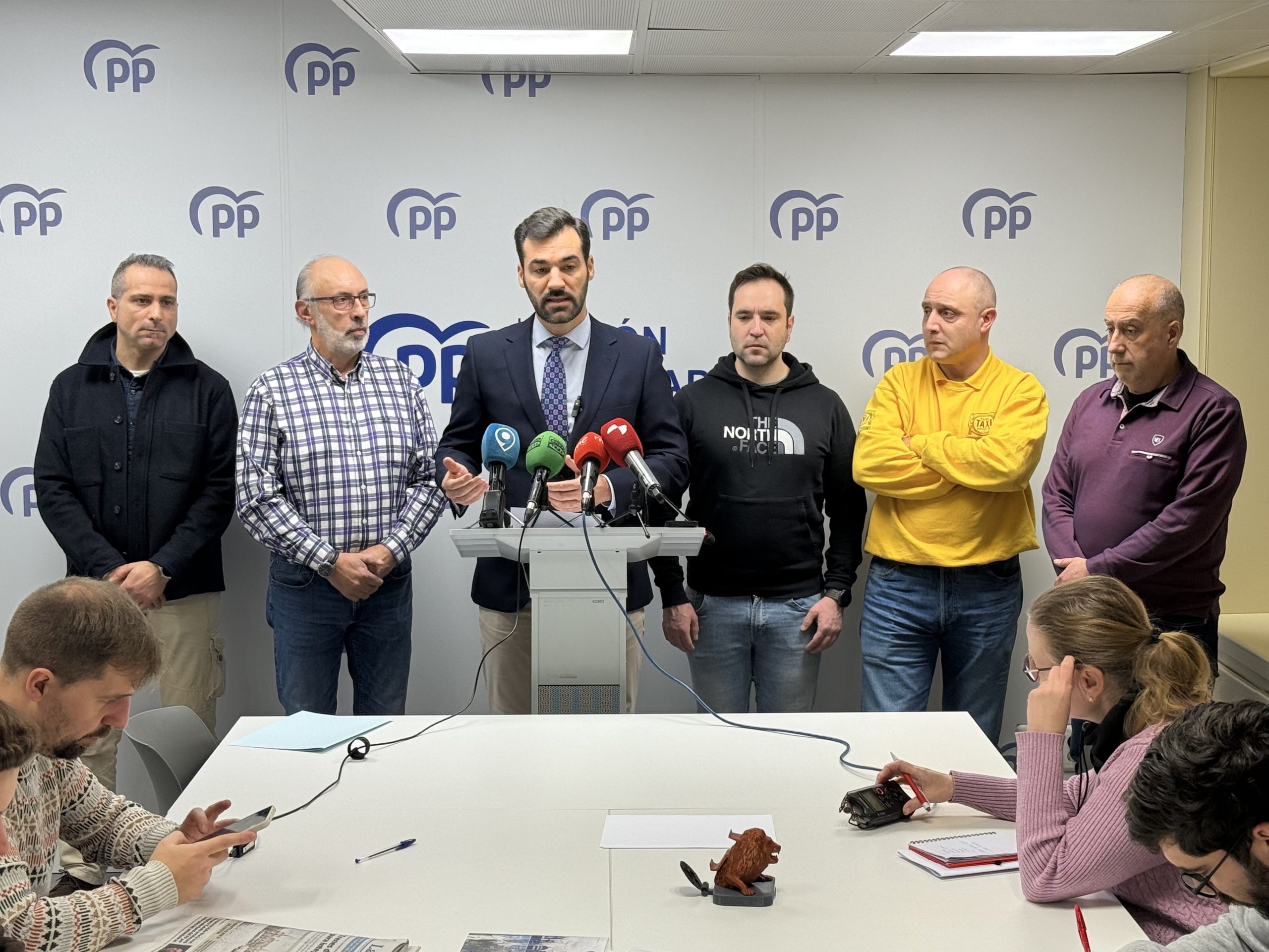 El PP municipal logra un acuerdo para aprobar mañana la ordenanza del taxi con un sector que se siente ninguneado por el equipo de gobierno