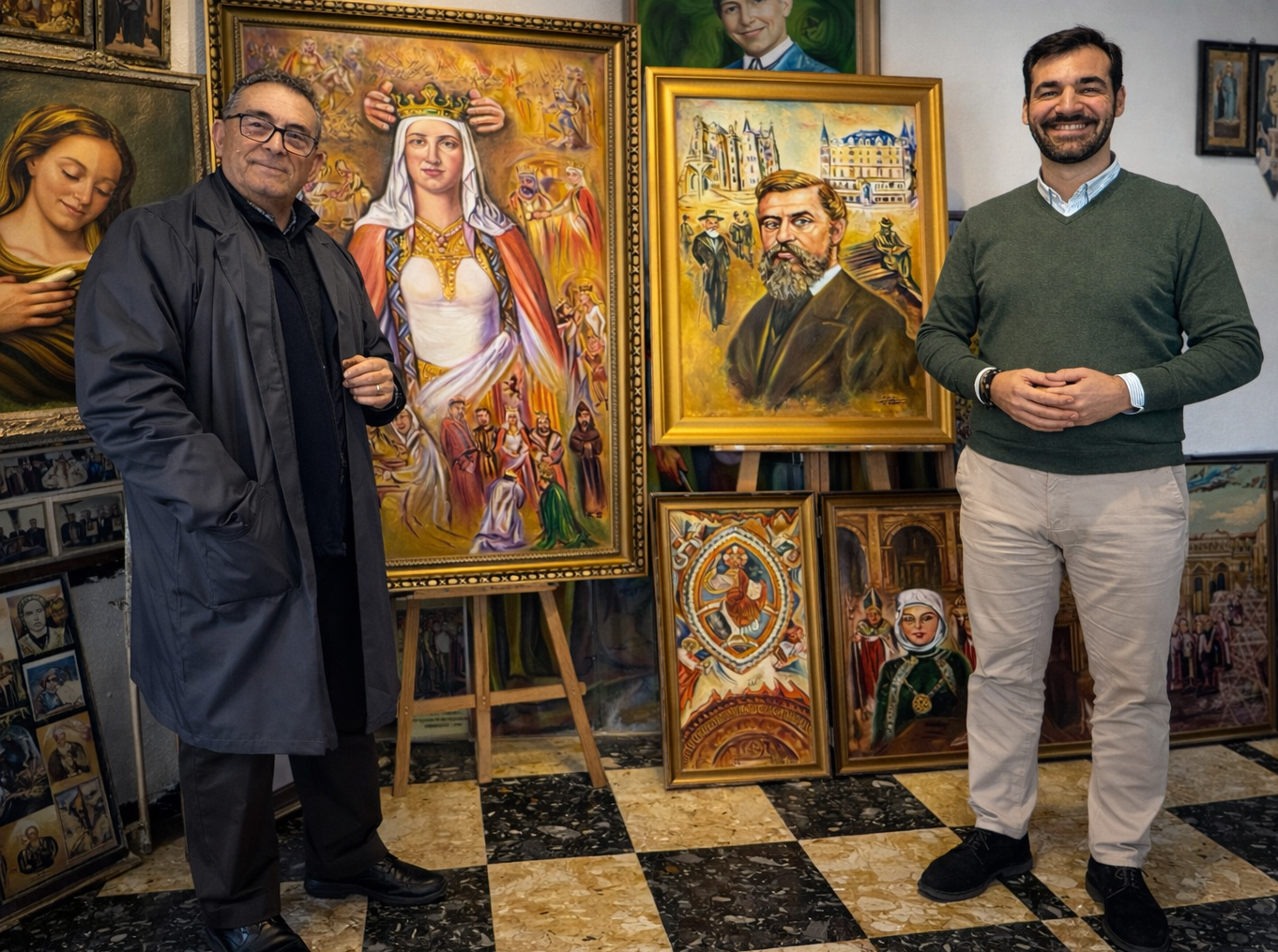 Fernández visita el estudio del pintor Luis Zotes para conocer sus obras de Urraca I y Gaudí