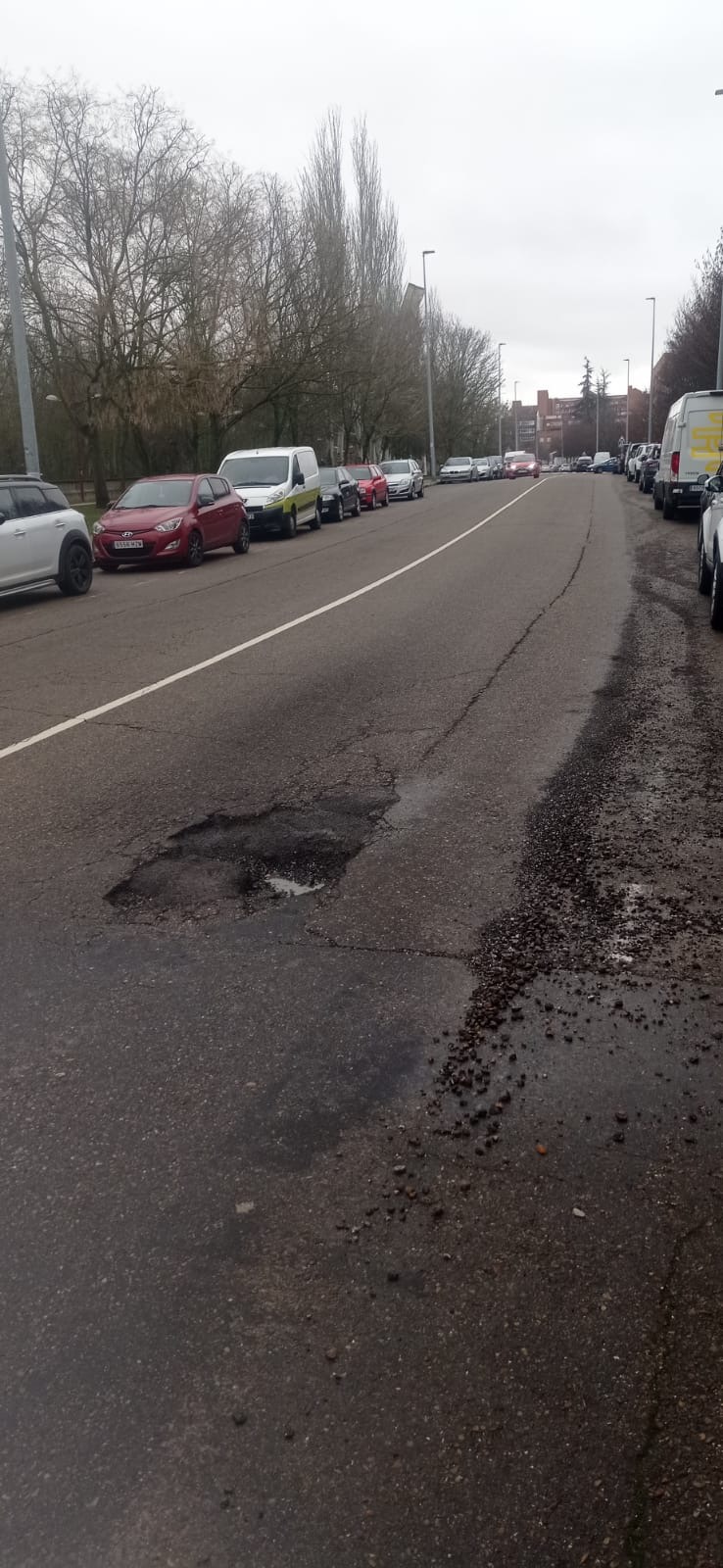 Fernández: “Diez gasta 17 millones de euros en planes de asfaltado mientras las calles y las aceras de León están plagadas de baches y socavones”