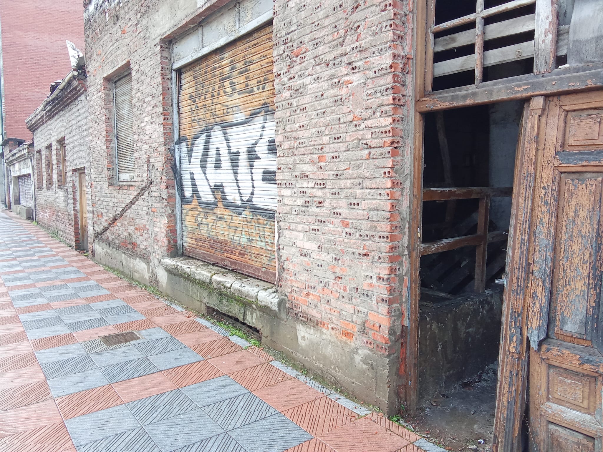 El PP municipal exige la intervención inmediata de los Bomberos y tapiar Bodegas Armando por el hundimiento del tejado y la nueva ocupación