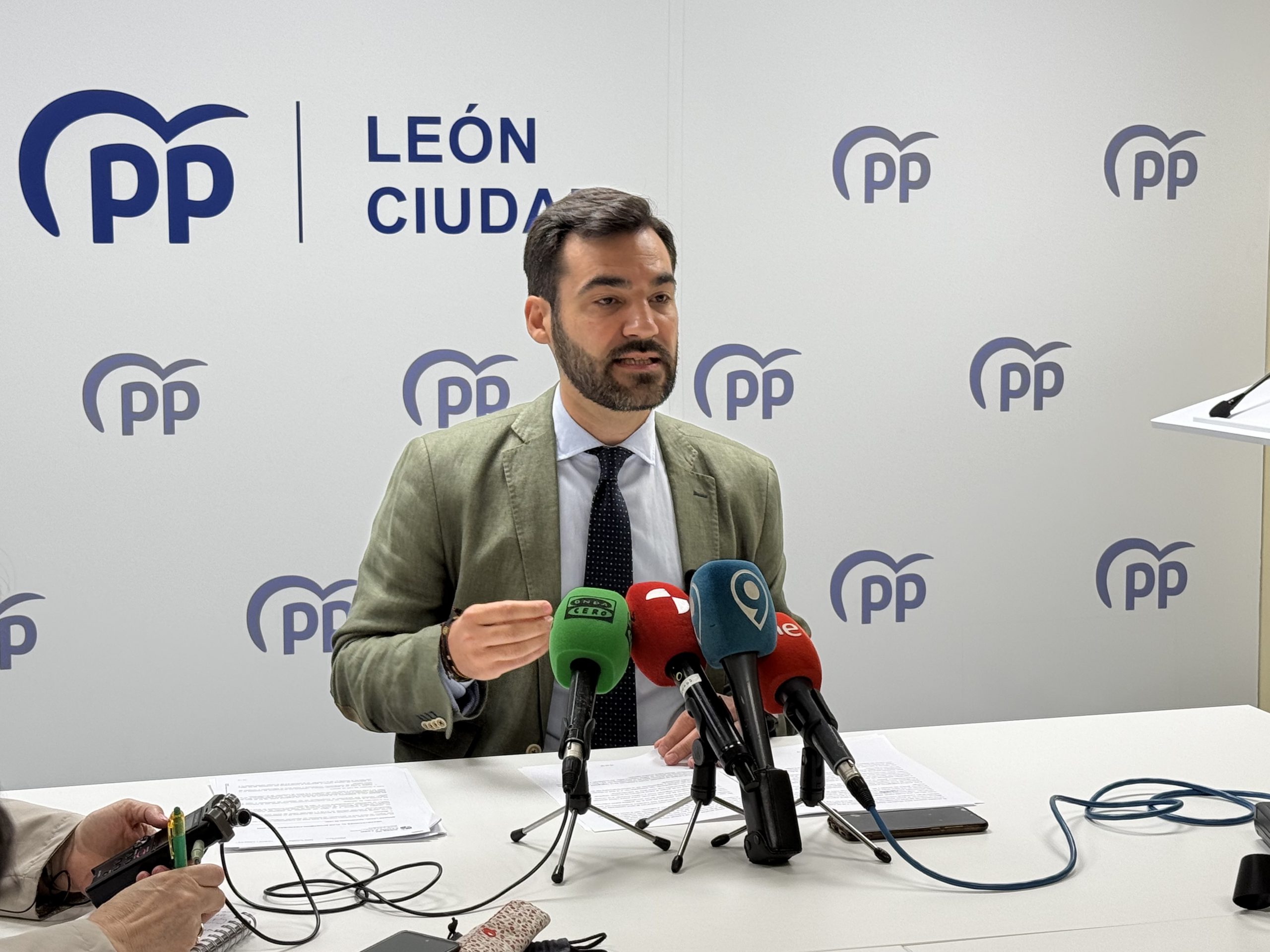 El Partido Popular denuncia que las decisiones de José Antonio Diez han provocado un desajuste presupuestario de más de 33 millones de euros  
